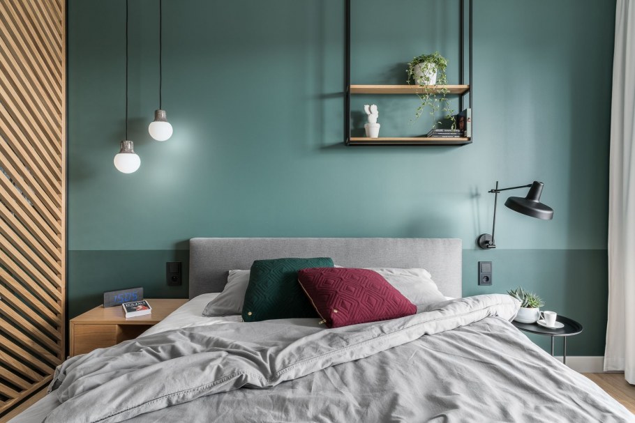 Спальня в изумрудном цвете с деревом