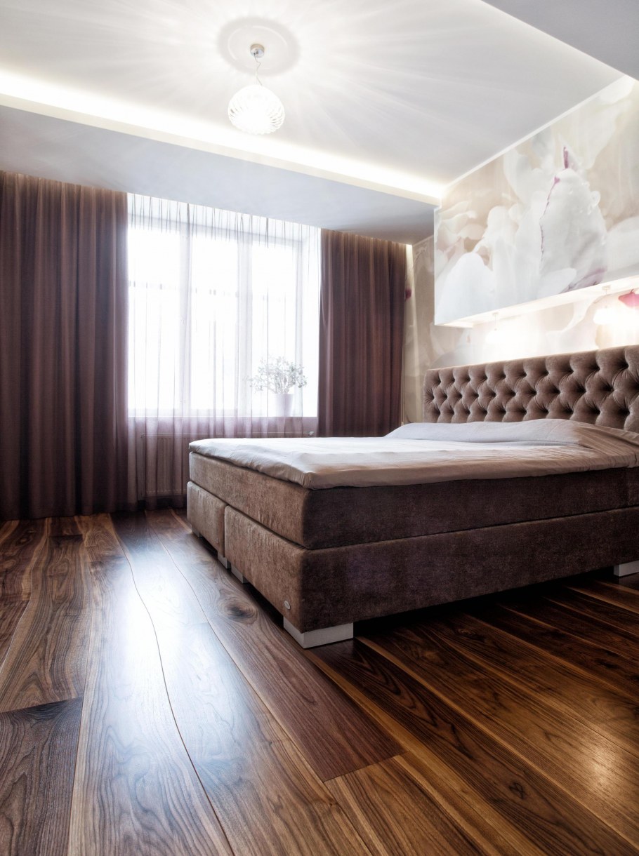 Спальня с деревянным полом
