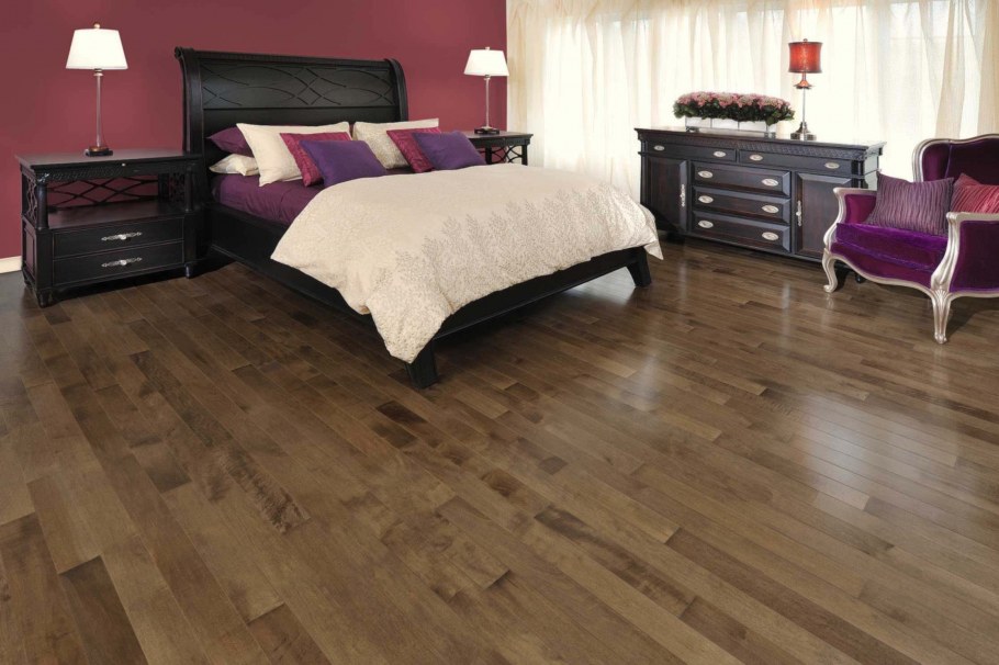 Спальня с темным ламинатом
