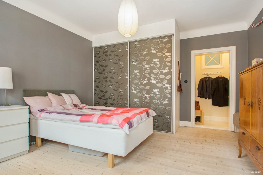 Спальня со светлым полом