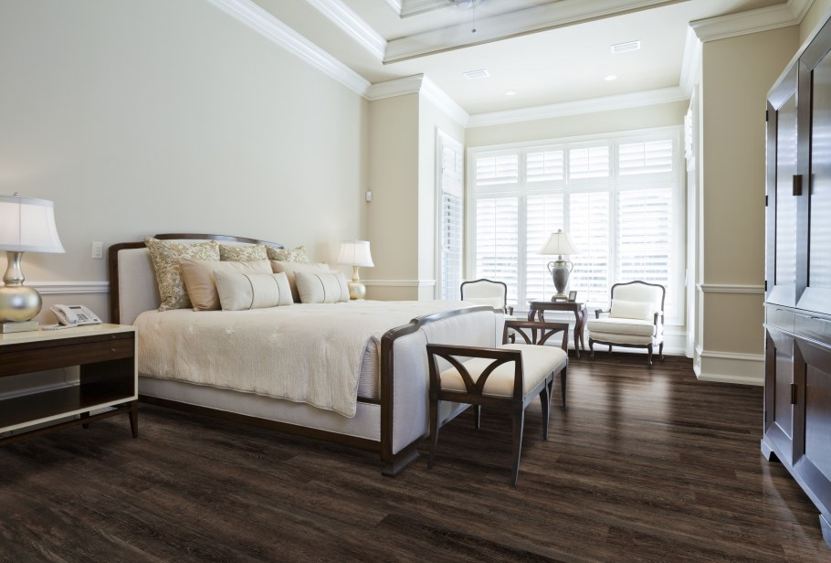 Спальня с темным деревянным полом