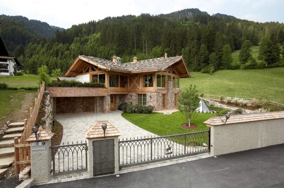 Дом с гаражом и беседкой