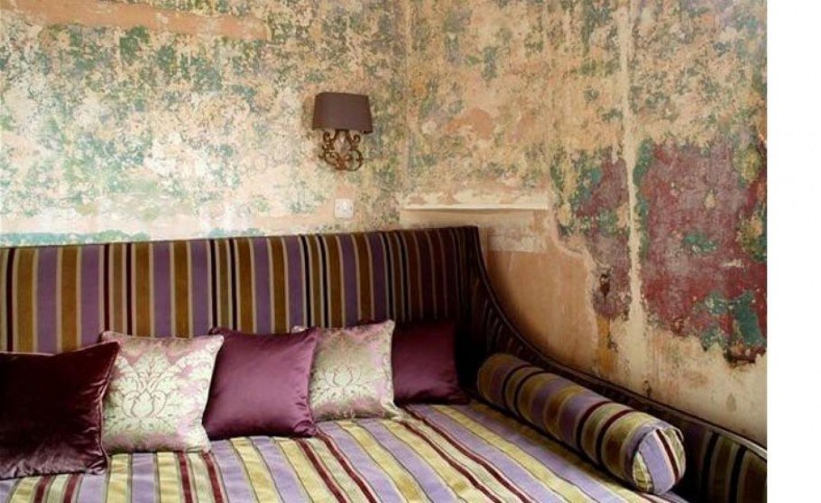 Обшарпанные стены в интерьере