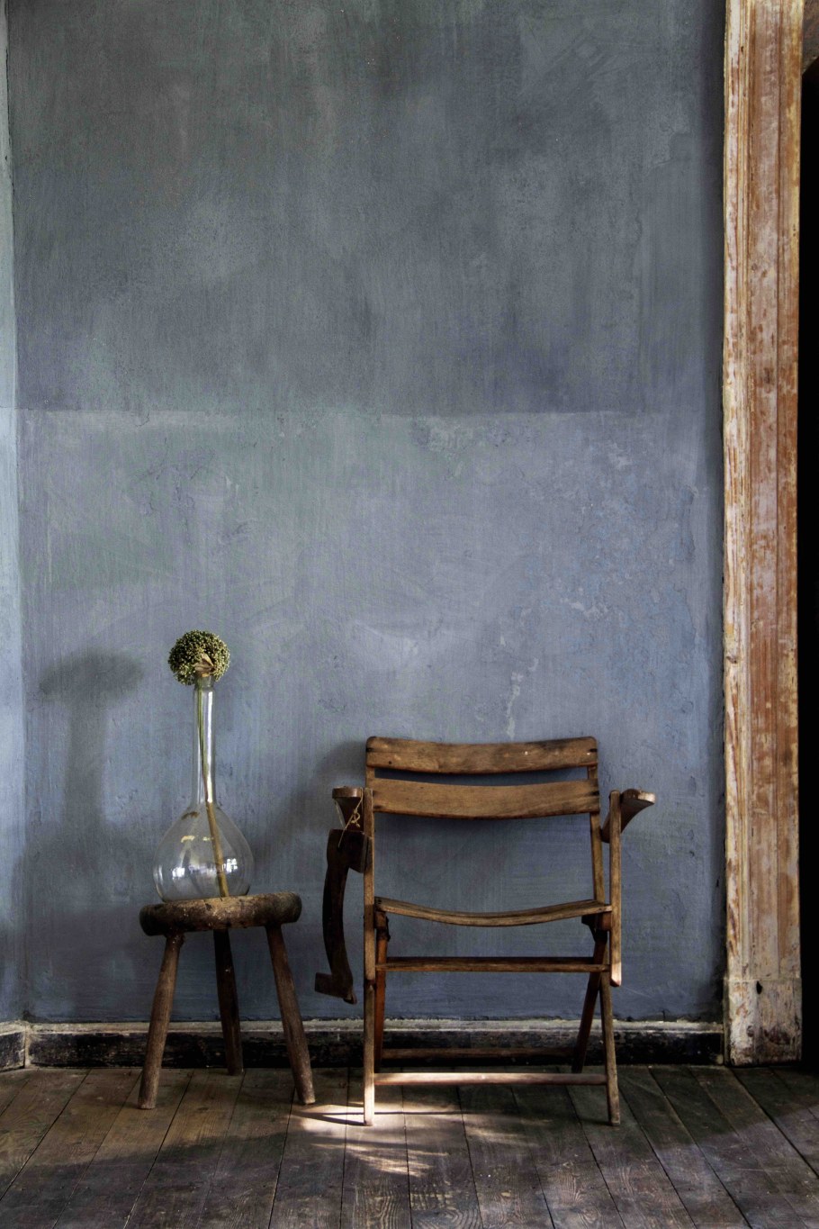 Состарить стену краской