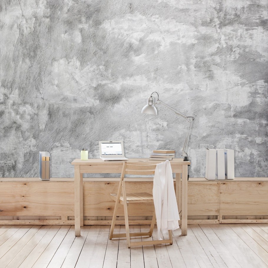 Старые двери у изголовья кровати