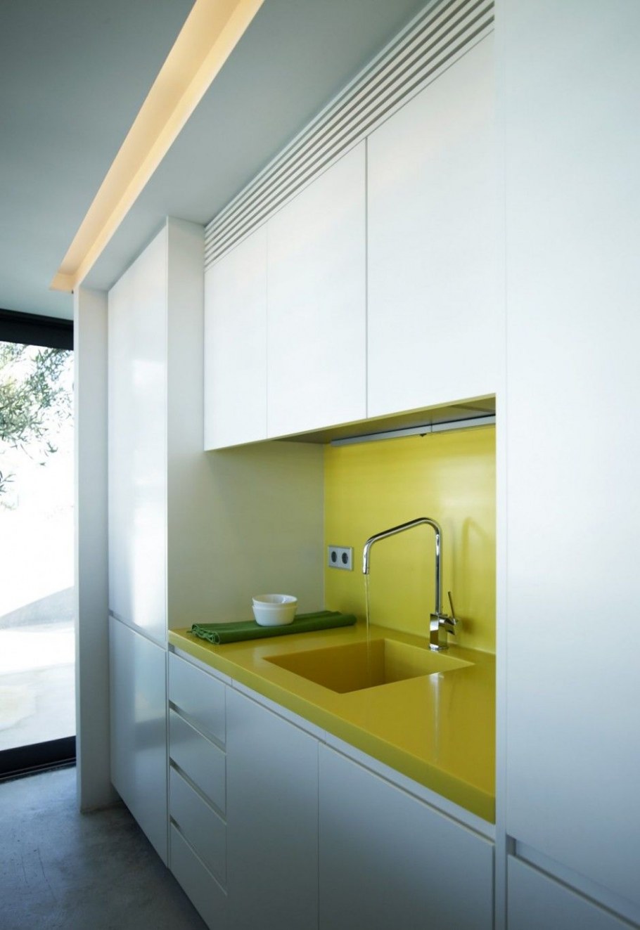 Желтая кухня с белой столешницей