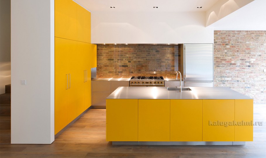 Желтая кухня с деревянной столешницей