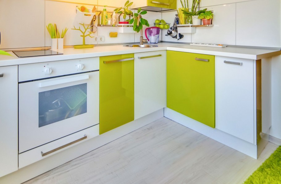 Глянцевые кухни в серо желтом цвете