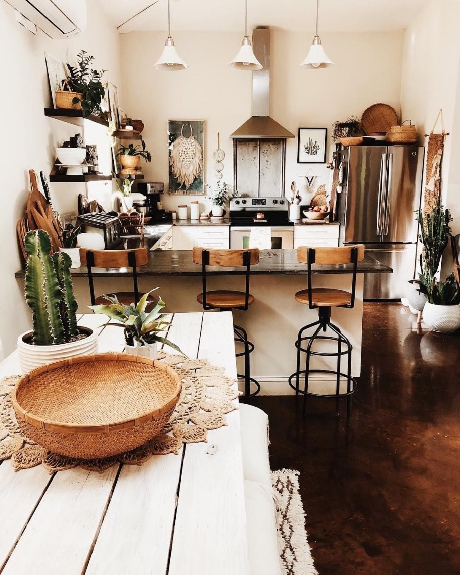 Журнальный столик в стиле Кантри