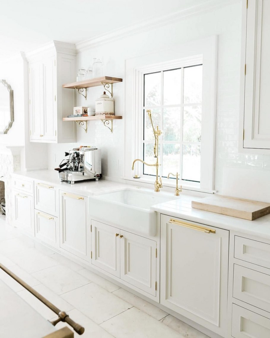 Белая кухня с золотыми ручками