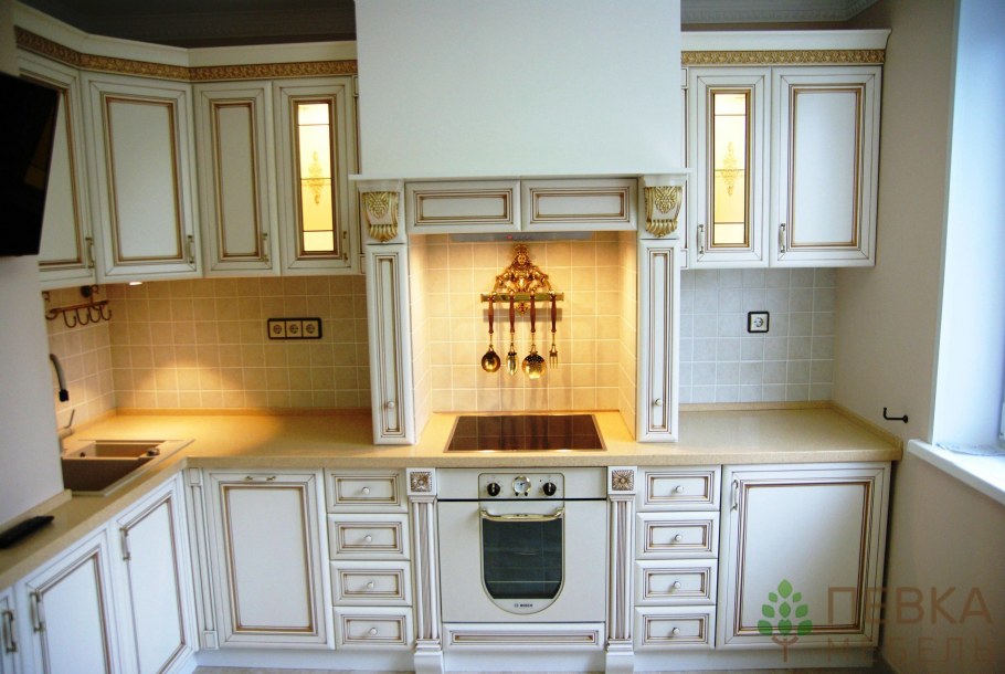 Кухня белое дерево с золотой патиной