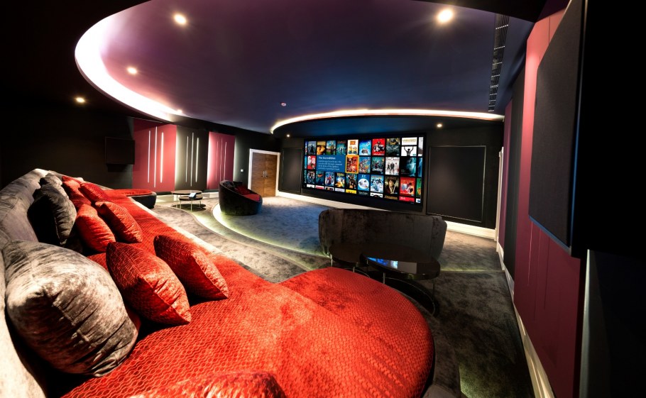 Комната с проектором в кинотеатре