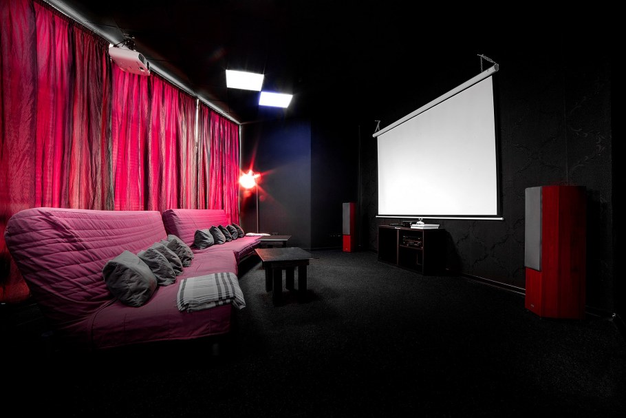 Черно красная комната