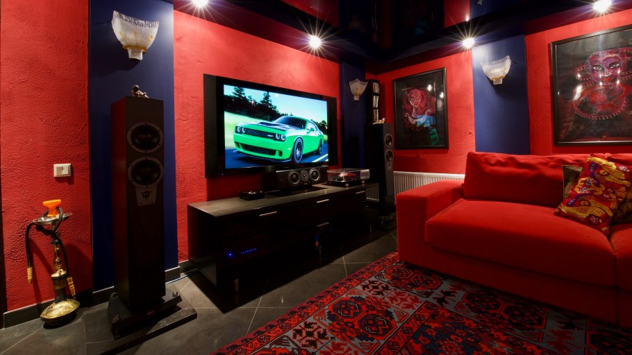 Кинотеатр в подвале дома