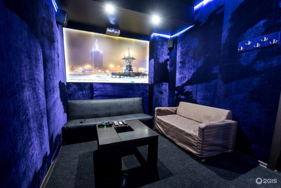 Телевизор в темноте