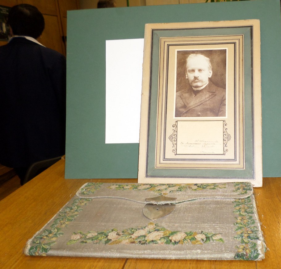 Фотообои в спальню для визуального расширения пространства