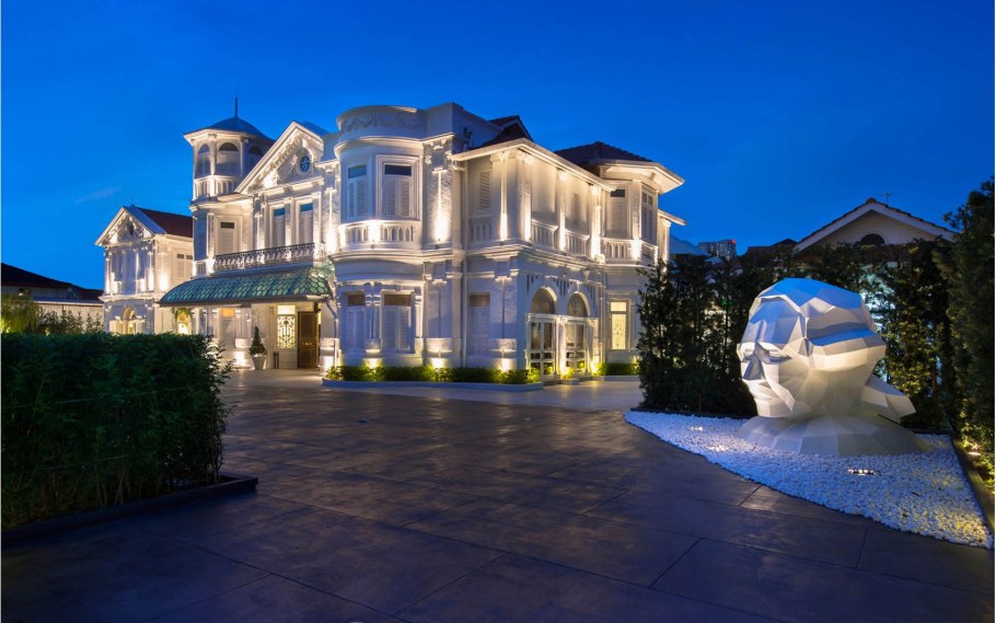 Красивый особняк огромный