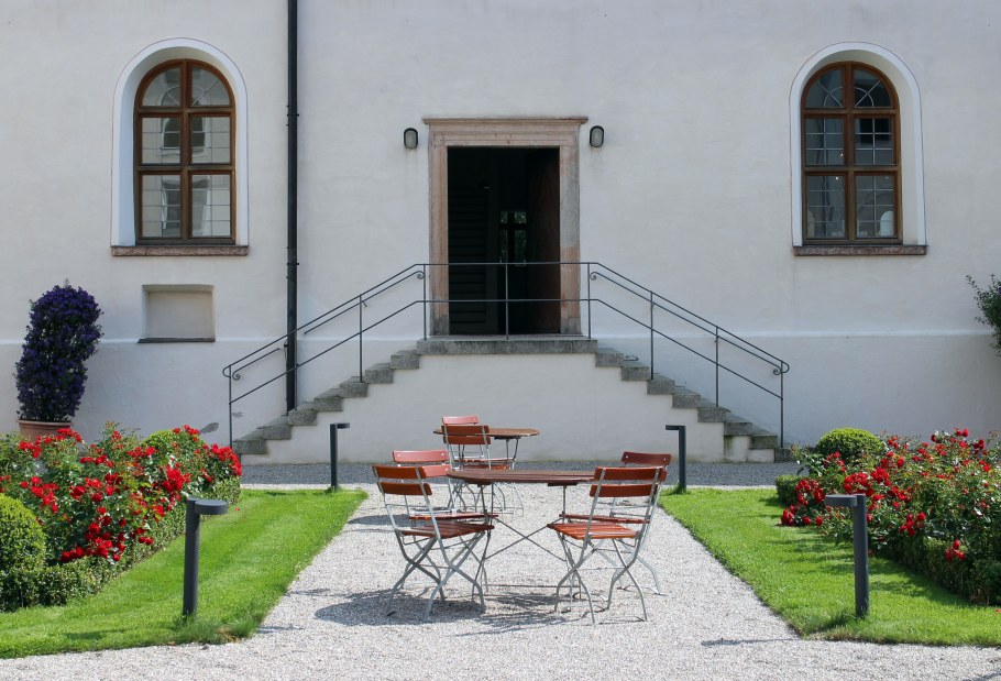 Лестница крыльца виллы