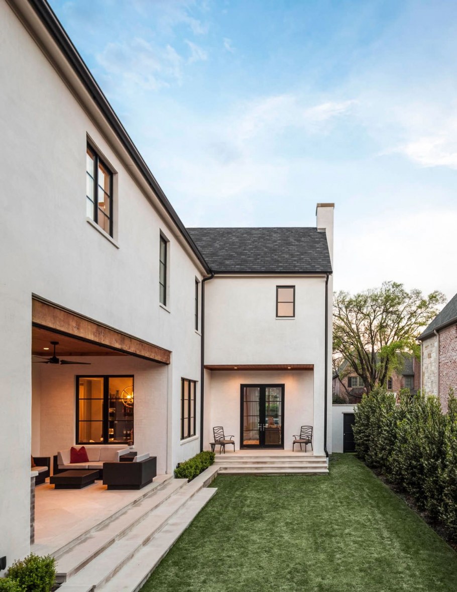 Коттедж с газоном