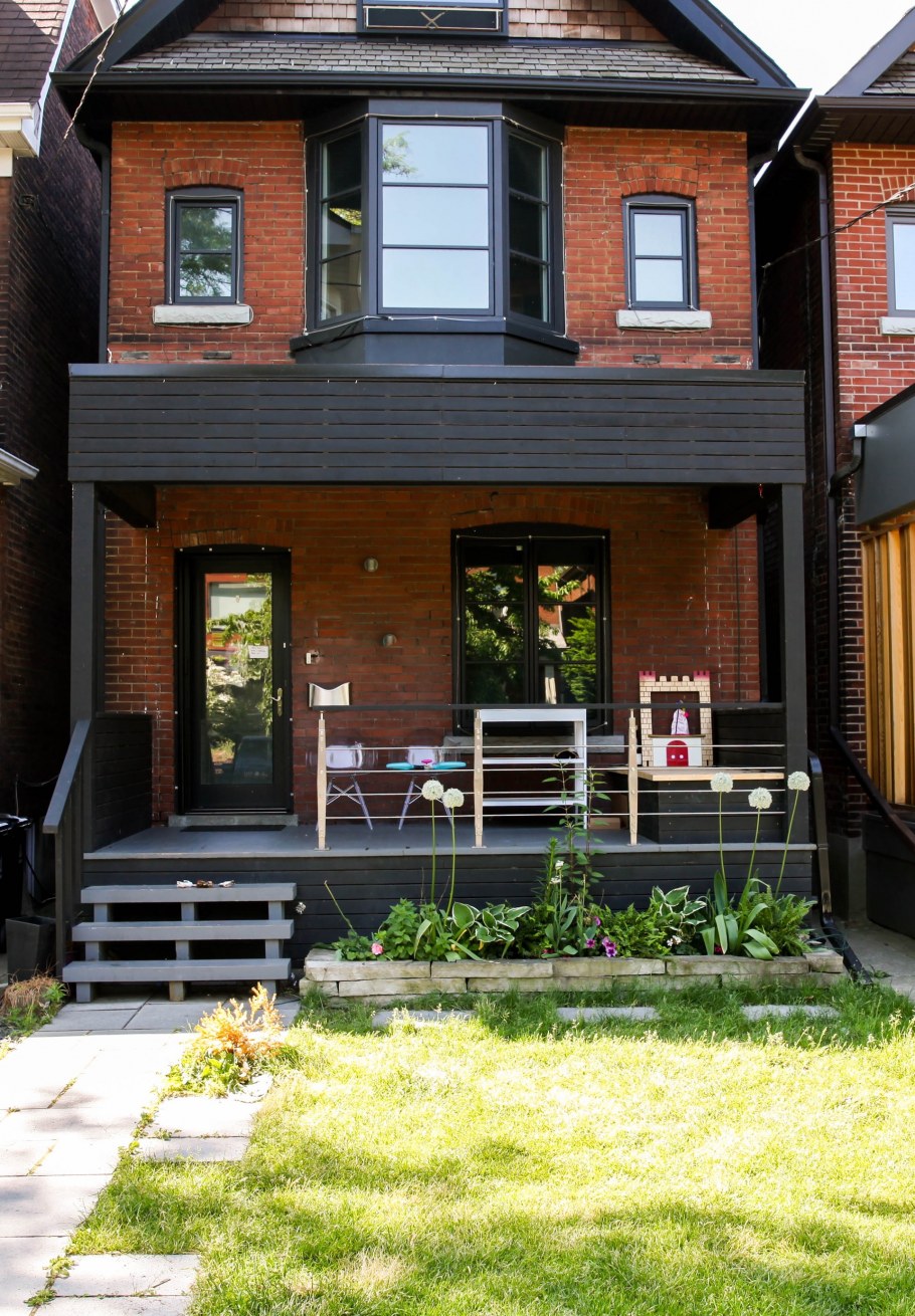 Двор с кирпичными домами