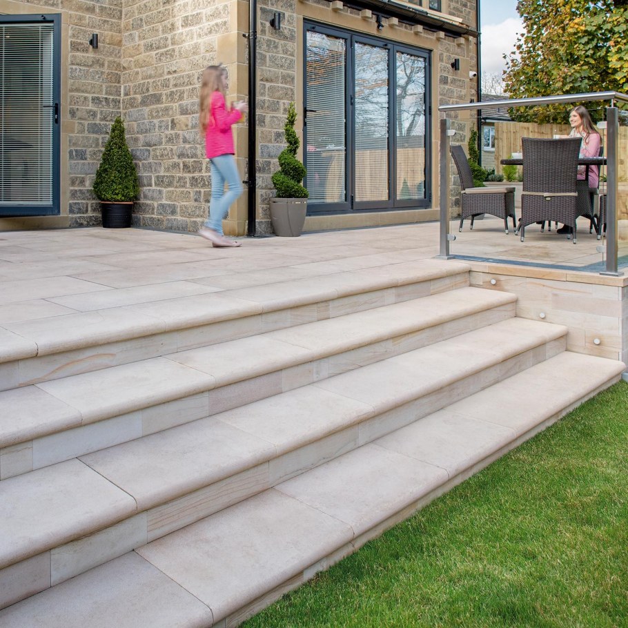 Двор с голубым домом фото