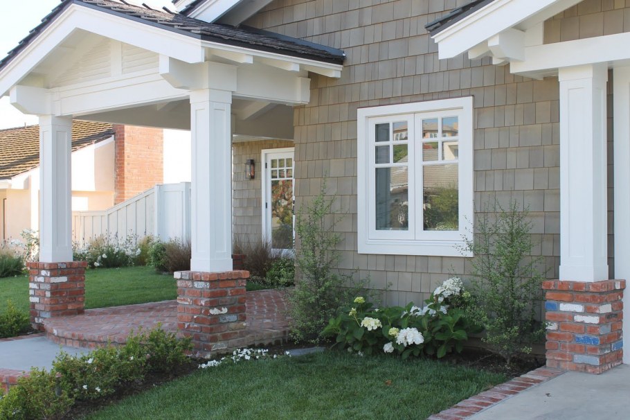 Крыльцо между домом и гаражом