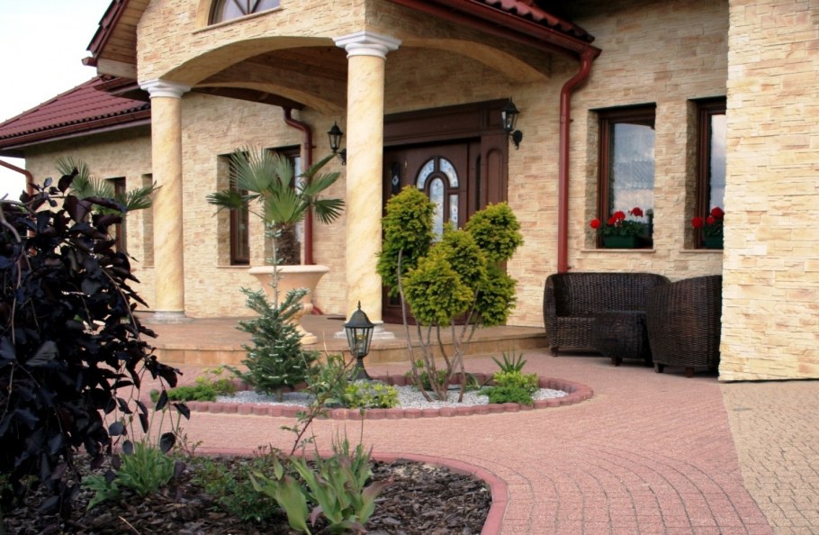 Двор отделанный искусственным камнем