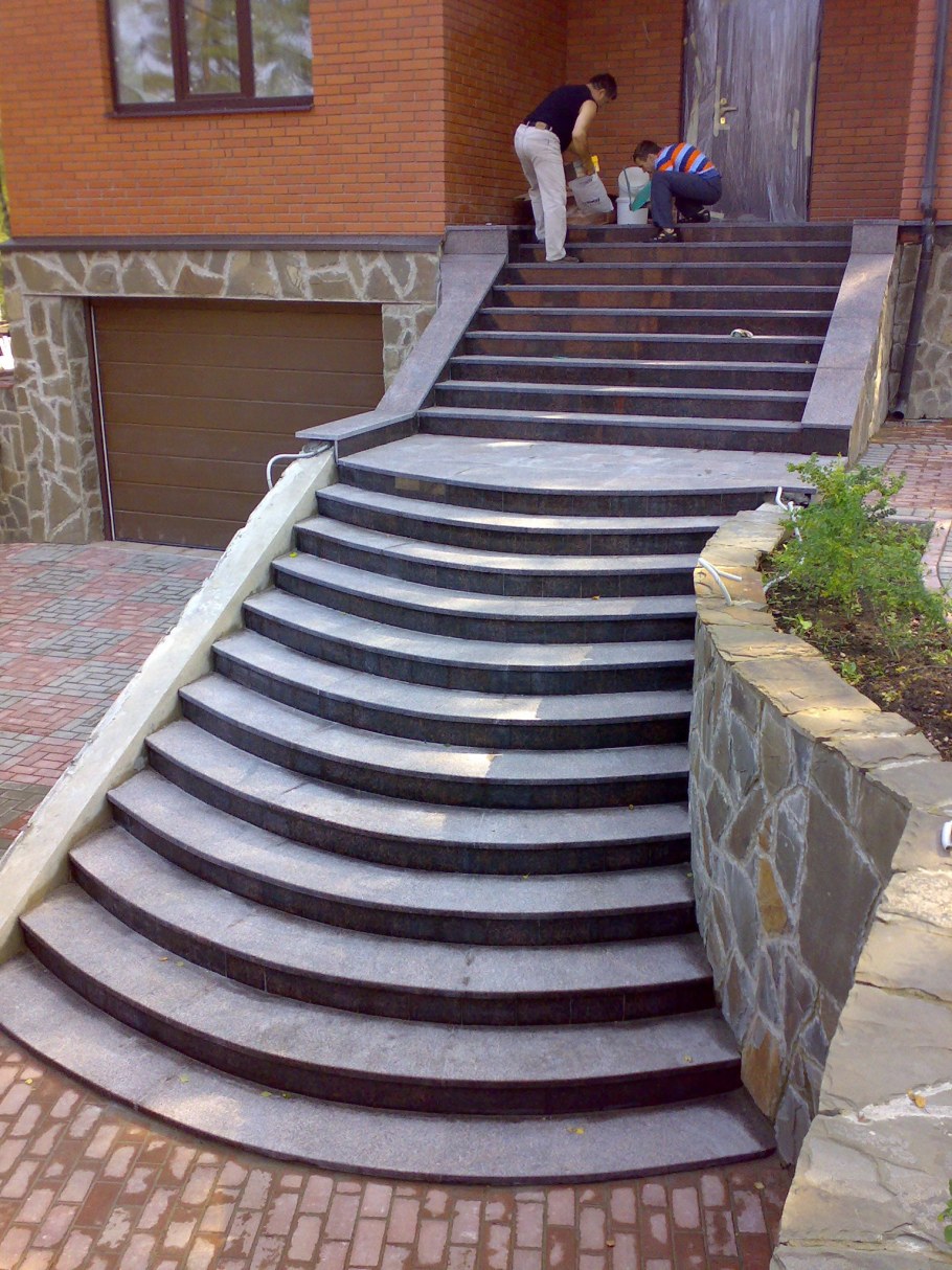 Входные ступеньки в дом