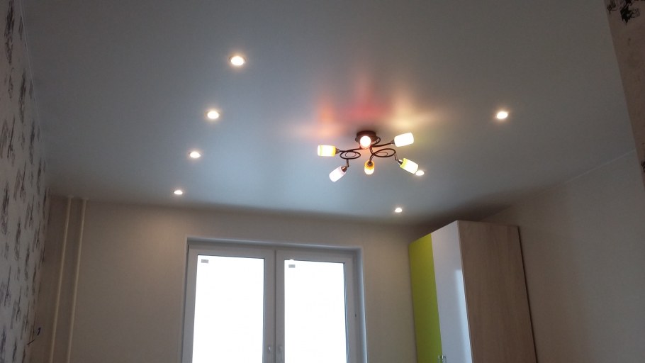 Натяжной потолок белый матовый