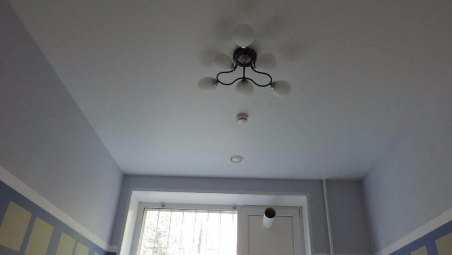 Натяжной потолок белый матовый