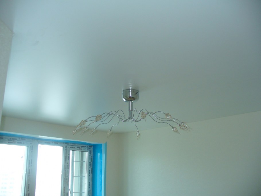 Натяжные потолки белые