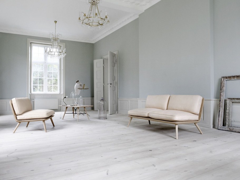 Белые стены серый пол