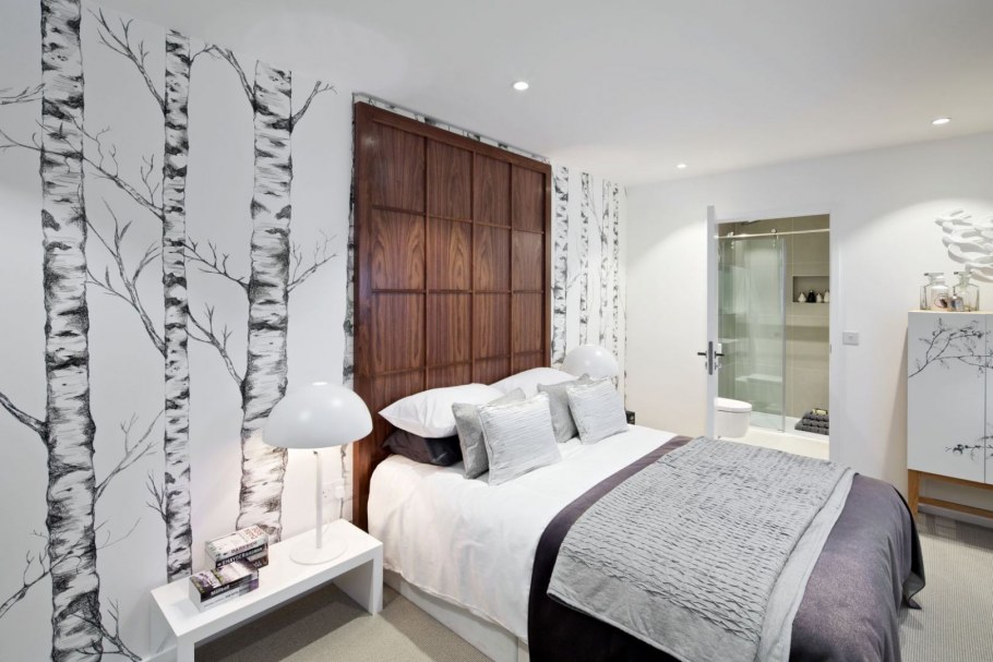 Фотообои в спальне напротив кровати