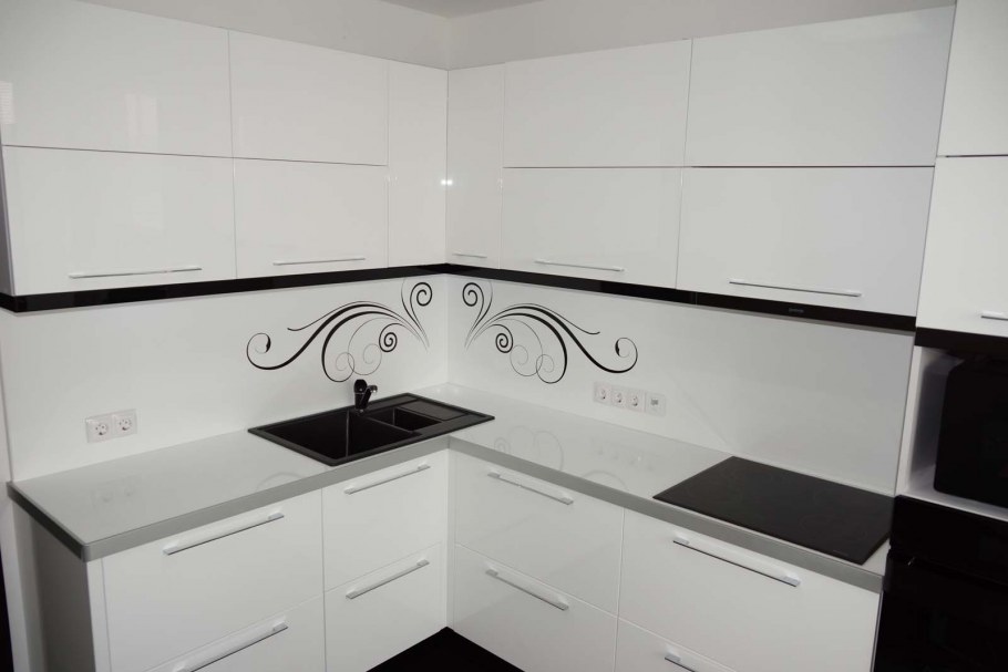 Кухня белая с черной столешницей угловая