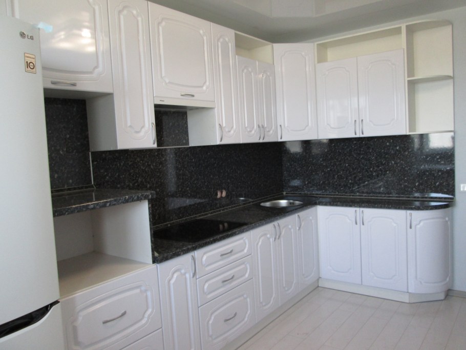 Белая кухня с черной столешницей