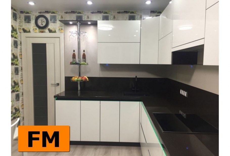 Кухня белая с черной столешницей угловая