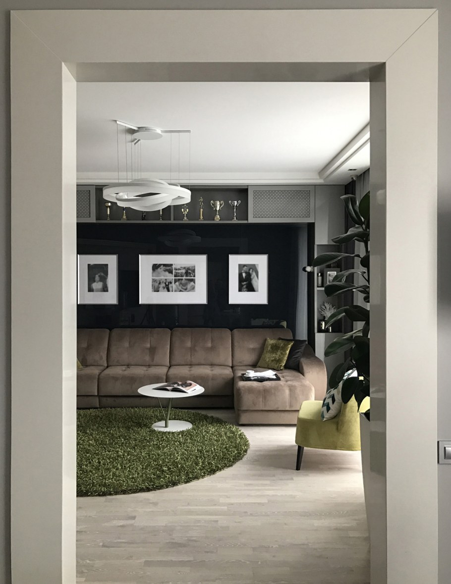 Проходная гостиная с тремя дверями