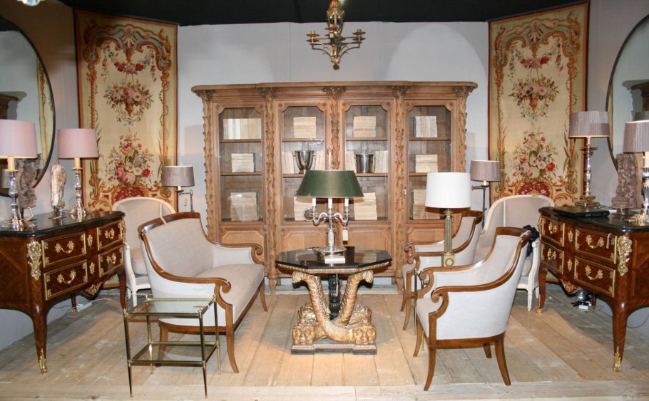 Антикварная мебель и предметы в интерьере видео