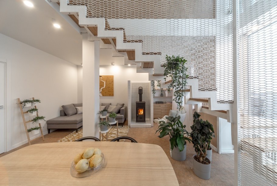 Кухня гостиная с высокими потолками