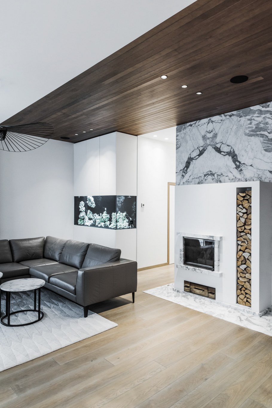 Сочетание мрамора и дерева в интерьере гостиной