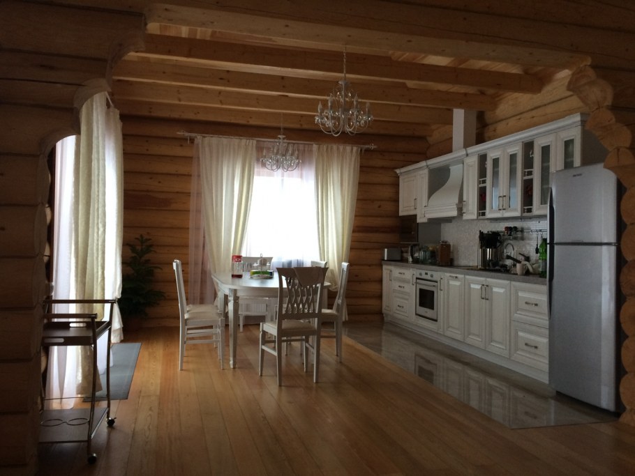 Внутренняя отделка дома из оцилиндрованного бревна