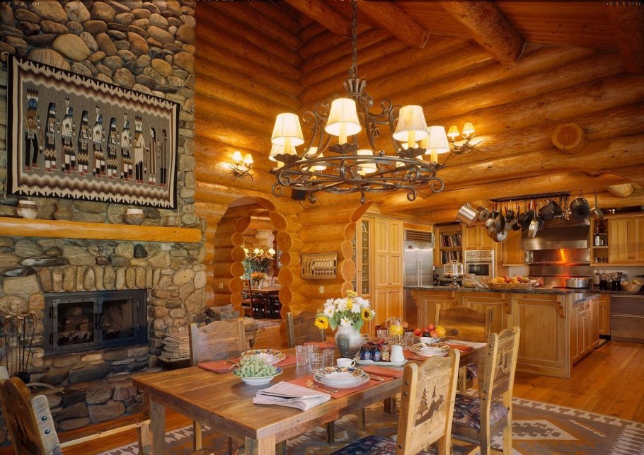 Кухня в доме из бревна