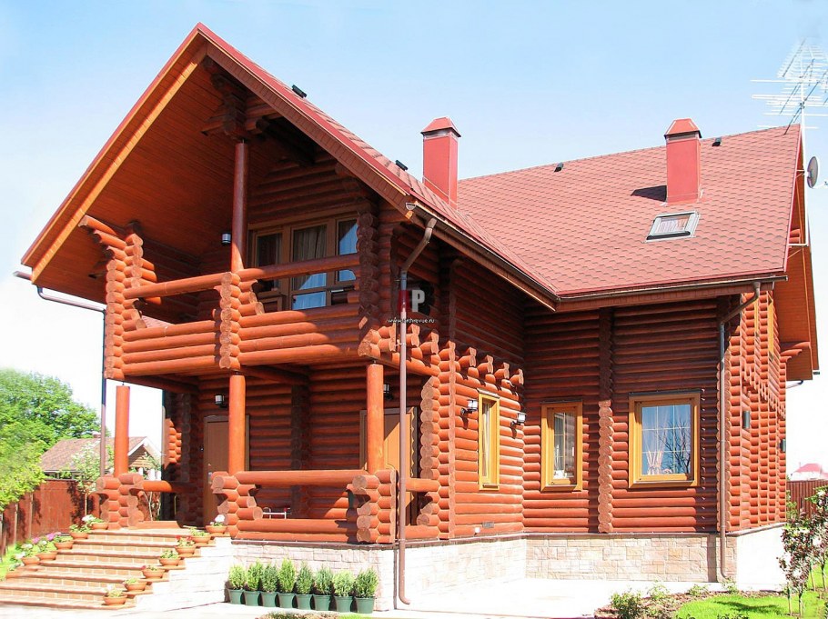 Бревенчатый дом с красной крышей