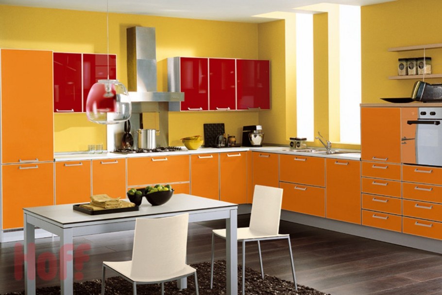 Интерьер кухни с оранжевым гарнитуром