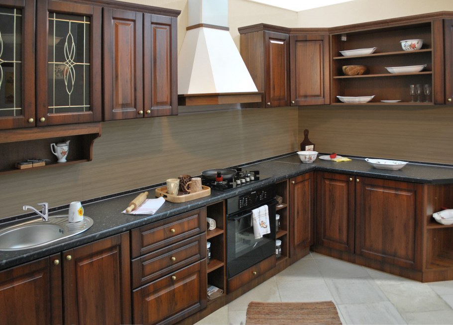 Кухонный гарнитур деревянный фасад