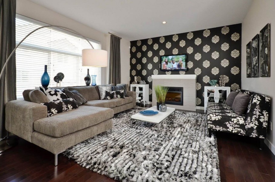 Комбинированные стены в гостиной