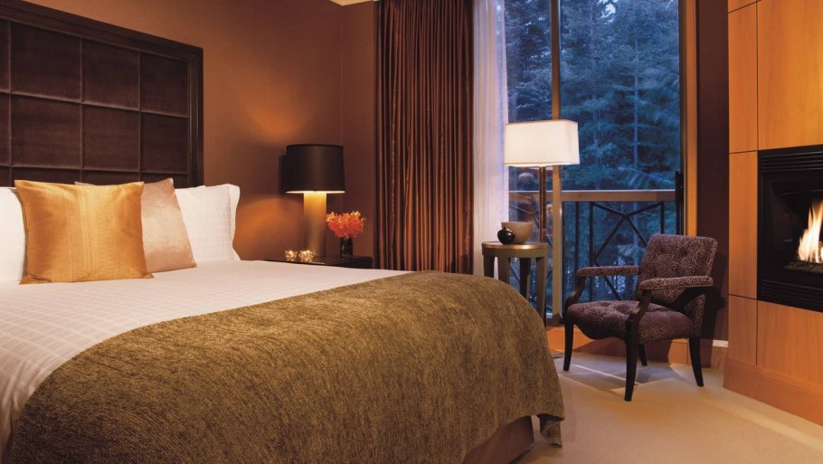 Золотисто коричневая спальня