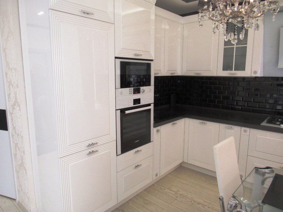 Белая глянцевая кухня в стиле Неоклассика