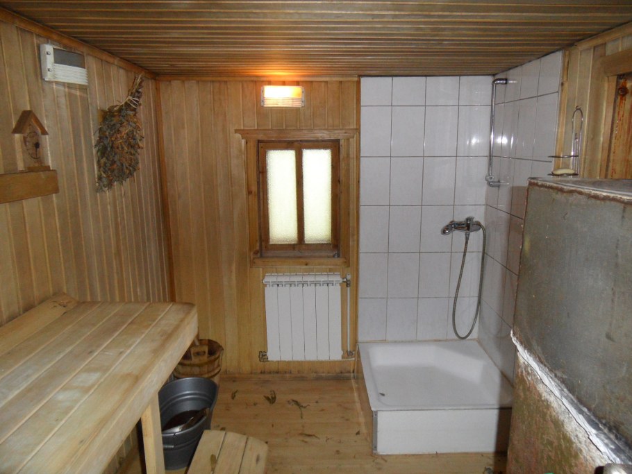 Интерьер банного домика с комнатой отдыха