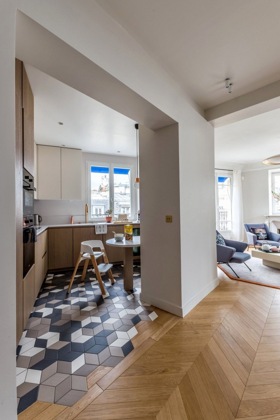 Плитка и паркет в кухне гостиной